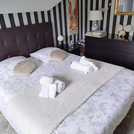 Bed and Breakfast Chez Helene Saint-Coulomb Esterno foto
