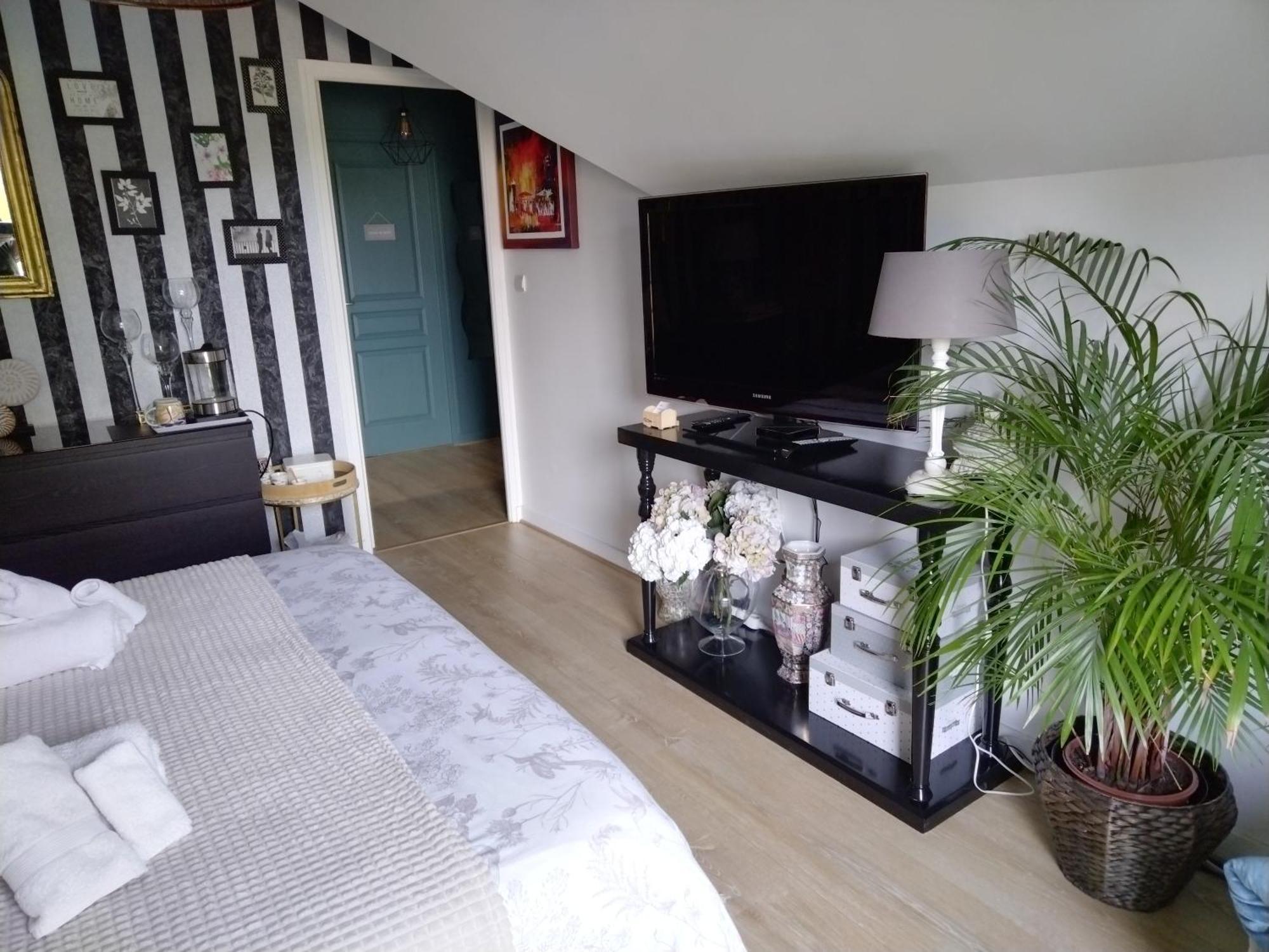 Bed and Breakfast Chez Helene Saint-Coulomb Esterno foto