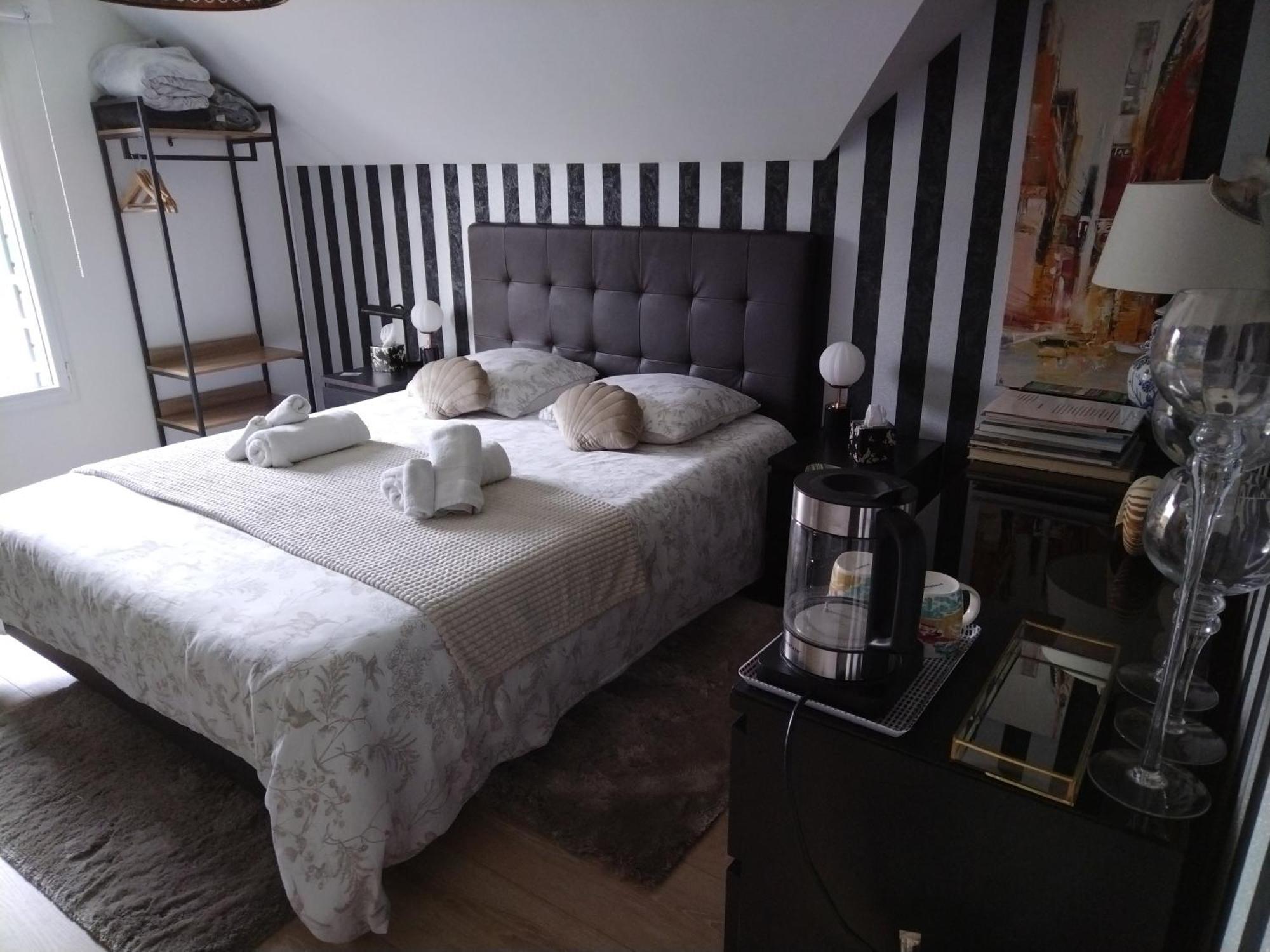 Bed and Breakfast Chez Helene Saint-Coulomb Esterno foto